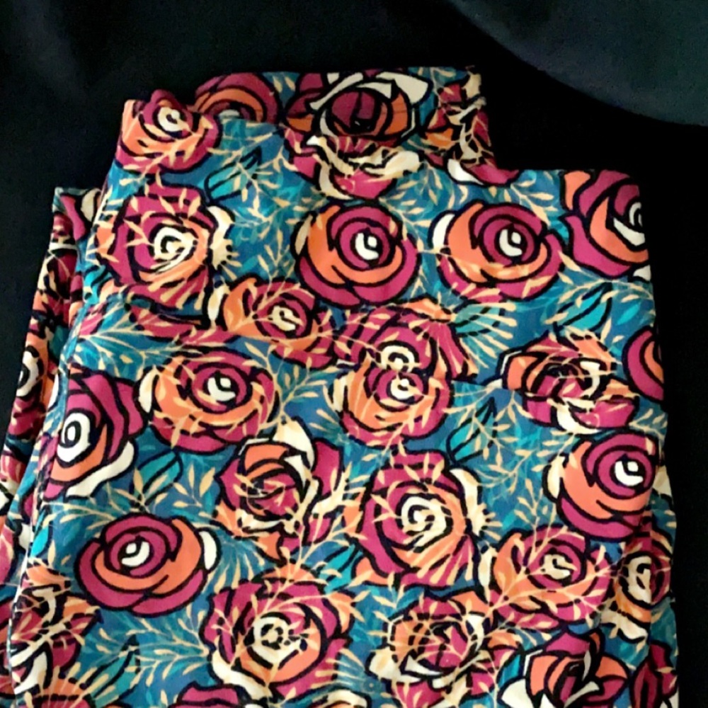 TC lularoe rose pattern leggings.